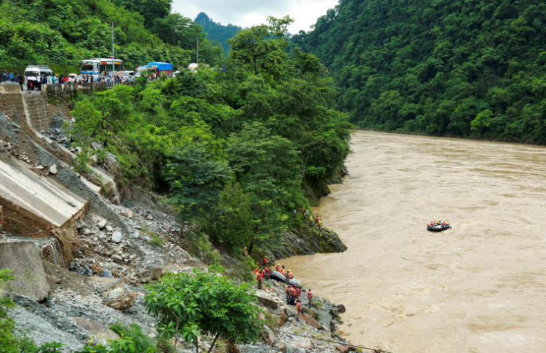 Hơn 60 người bị mất tích ở Nepal sau khi bãi đáp xe buýt xuống sông