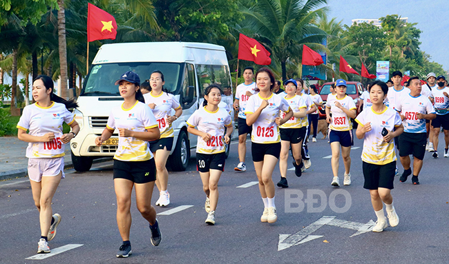 Hơn 1.000 thanh niên tham gia giải chạy “Bước chân xanh”