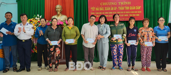 Tặng quà Tết cho người dân có hoàn cảnh khó khăn