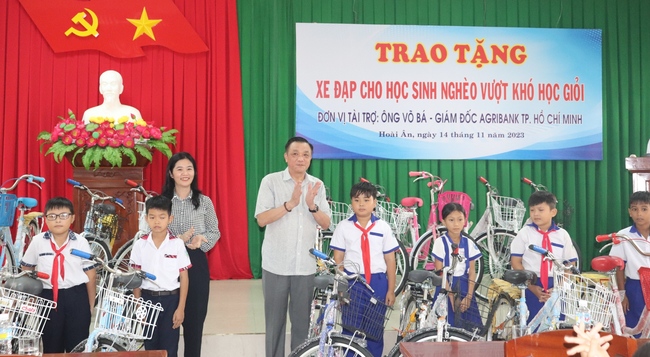 Tặng 50 xe đạp cho học sinh vượt khó ở Hoài Ân