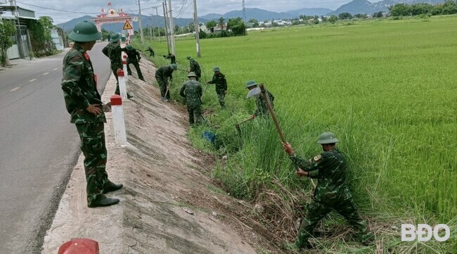 Cán bộ, chiến sĩ Lữ đoàn 573 làm công tác dân vận tại xã Phước Hiệp