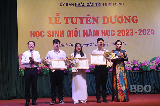 UBND tỉnh tuyên dương 118 học sinh giỏi năm học 2023 - 2024