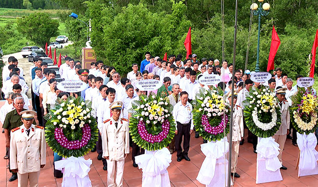 Dâng hoa, dâng hương kỷ niệm 59 năm chiến thắng Thuận Ninh