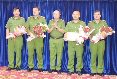 Công an Bình Dương: Khen thưởng đột xuất lực lượng khám phá nhanh vụ án giết người cướp tài sản