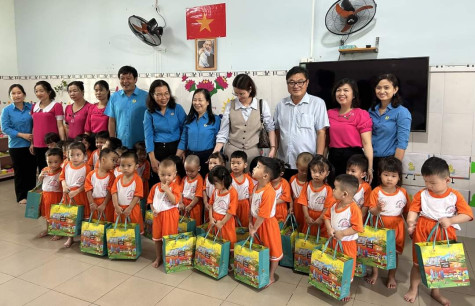 Ben Cat Town gives thousands of gifts to union members and workers