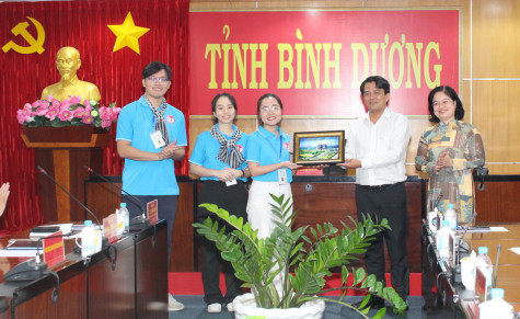 Provincial leaders meet Vietnamese students in Singapore participating in green summer volunteer campaign