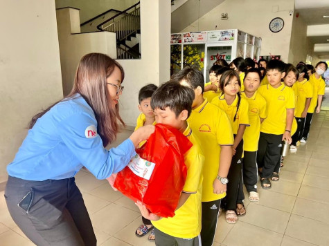 “Lì xì yêu thương - Thiếu nhi vui tết”