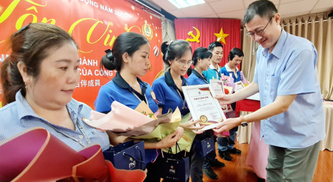 Director of the company presents gold to express gratitude to workers 