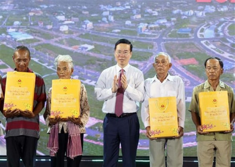 President attends “Spring in border areas warms people’s hearts” programme in Kien Giang