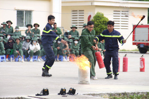 Gần 500 sinh viên trường Đại học Thủ Dầu Một trải nghiệm làm lính cứu hỏa 