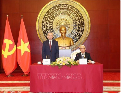 Top leader visits Vietnamese Embassy, meets with OVs in Beijing