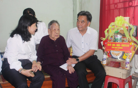 Provincial leaders pay gift visits to heroic Vietnamese mothers, policy beneficiary families