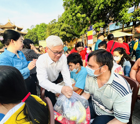 Tet gifts donated to disadvantaged people