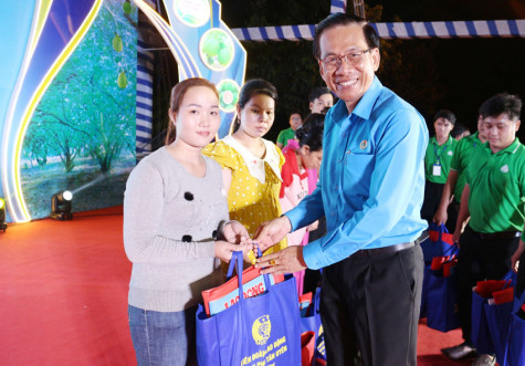 Many meaningful Tet-caring activities for workers