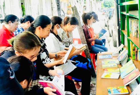 Provincial Library brings books about drug prevention to people