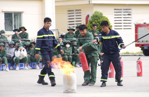 Sinh viên trải nghiệm làm chiến sĩ chữa cháy 