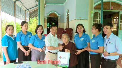 Thăm, tặng quà Mẹ Việt Nam anh hùng