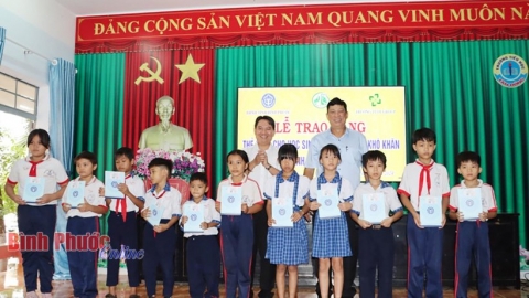 143 thẻ bảo hiểm y tế tặng học sinh khó khăn