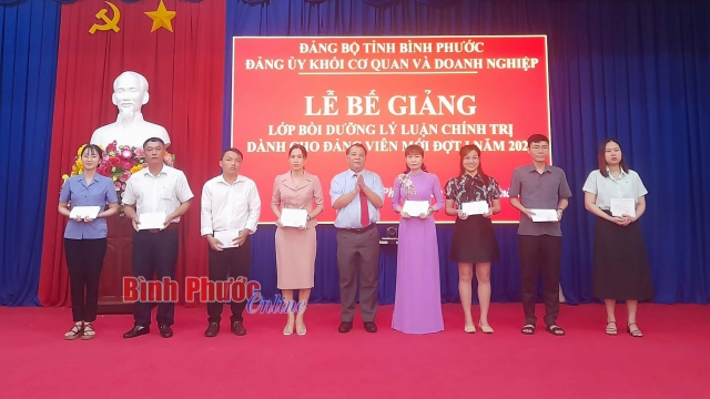 79 đảng viên hoàn thành chương trình bồi dưỡng đảng viên mới