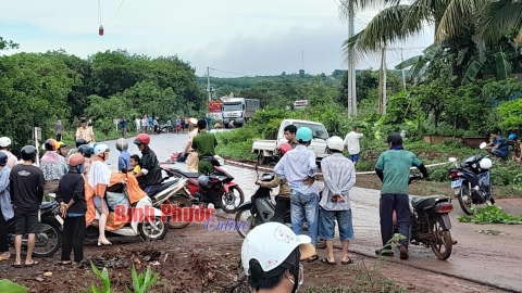 Bình Phước: Xe tải va chạm xe máy, 2 người tử vong