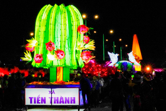 Thousands of colorful Lanterns lit up Phan Thiet streets after 3-year halt