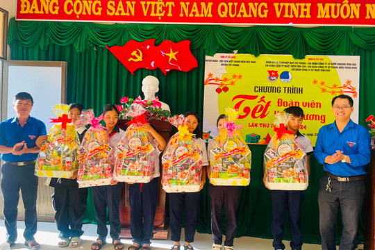 Tặng quà tết cho Cựu thanh niên xung phong, thanh niên công nhân, học sinh có hoàn cảnh khó khăn