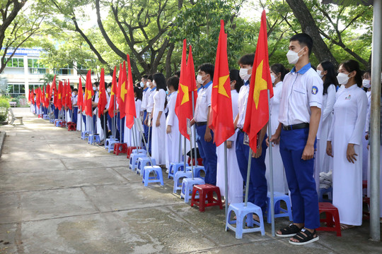 PPC Chairman Le Tuan Phong attends new school-year opening ceremony at Ham Thuan Bac high school