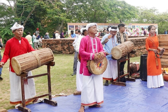 Various activities to celebrate the Tet holiday at Po Sah Inu Cham Tower