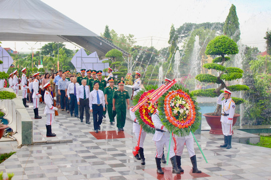 Binh Thuan: leaders commemorate heroic martyrs and President Ho Chi Minh