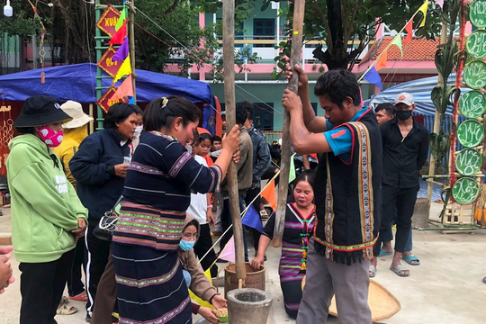 Ethnic minorities in 4 communes of Bac Binh celebrate the First Rice Festival