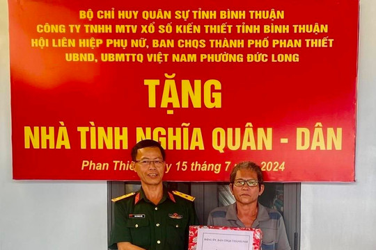 Tặng nhà tình nghĩa cho hộ dân có hoàn cảnh khó khăn