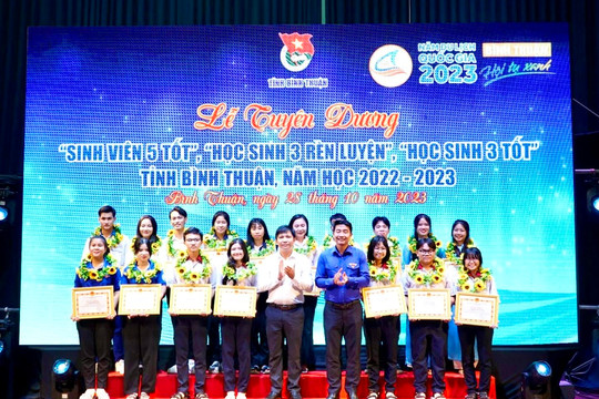 Tuyên dương 42 “Sinh viên 5 tốt”, “Học sinh 3 rèn luyện”, “Học sinh 3 tốt”