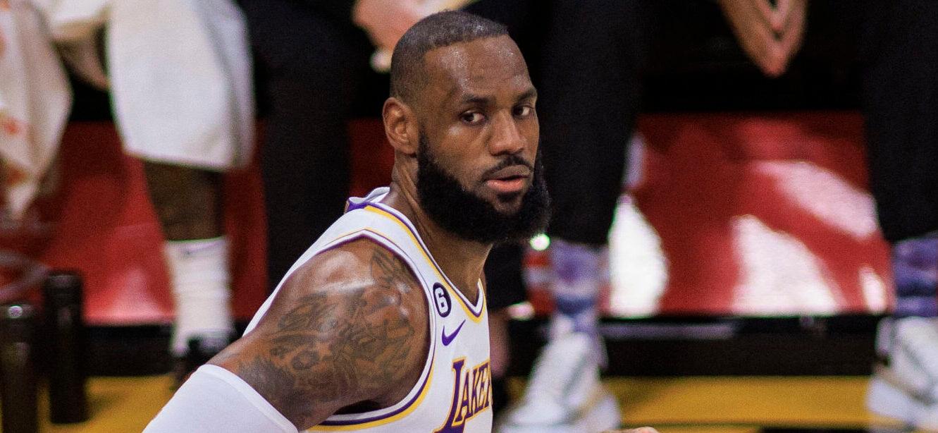 Người hâm mộ NBA ca ngợi LeBron James là 'GOAT' đúng 20 năm sau trận đấu đầu tiên của anh ấy