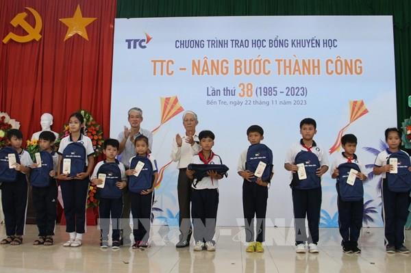 Tập đoàn TTC trao học bổng cho học sinh nghèo, hiếu học