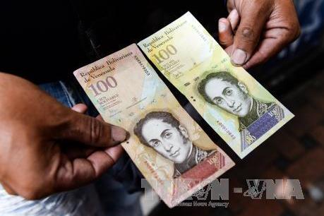 Tiền Venezuela mất giá hơn 50% so với USD