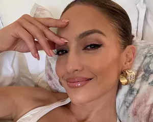 Jennifer Lopez cộng tác với Dấu hiệu Pháp trần truồng trong mùa hè