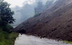 60.000 m3 đất đá sạt lở, chia cắt tỉnh lộ nối 2 huyện ở Lào Cai