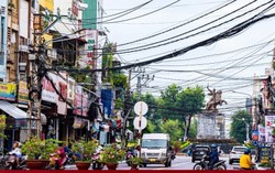 Dây điện, dây cáp như 'tơ vò', thòng lọng trên phố: Hiểm họa chực chờ ở Quy Nhơn