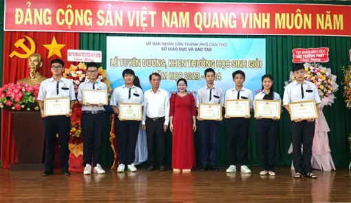 Tuyên dương, khen thưởng học sinh giỏi năm học 2023-2024