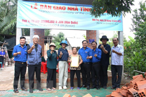 40 thanh niên Hàn Quốc tham gia xây nhà cho người nghèo Bến Tre