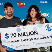 Các bậc cha mẹ mới từ phía bắc Ontario thắng 70 đô-la. Lotto Max rút súng với vé số 1 lần đầu tiên