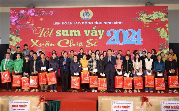 Ninh Bình: Đầm ấm chương trình "Tết sum vầy - Xuân chia sẻ"