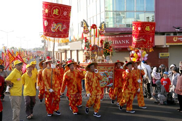 Đông đảo du khách và người dân tham dự Lễ hội Nghinh Ông Quan Thánh Đế Quân