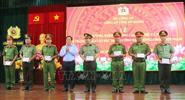 Khen thưởng đột xuất lực lượng khám phá nhanh vụ án “Giết người” ở khu vực biên giới