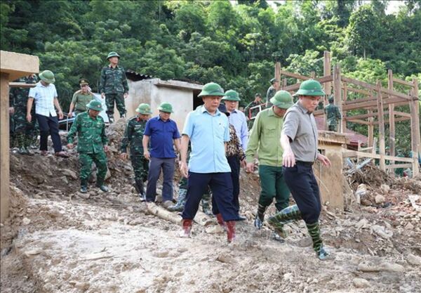 Phó Thủ tướng Trần Lưu Quang kiểm tra khắc phục hậu quả lũ quét tại xã Mường Pồn