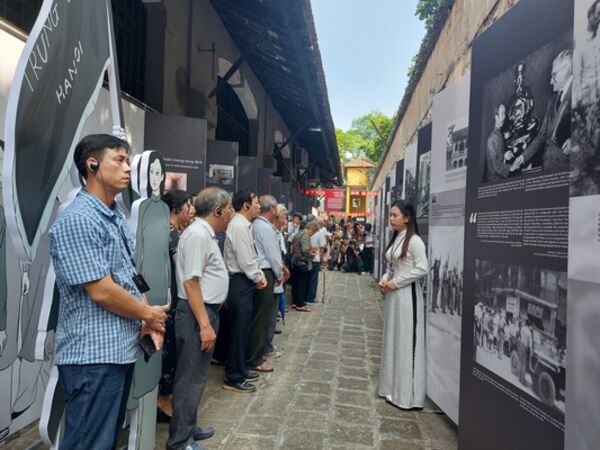 69 năm Ngày Giải phóng Thủ đô: Trưng bày “Sông Hồng cuộn sóng”