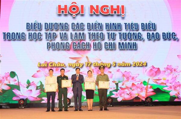 Biểu dương những điển hình học tập và làm theo Bác