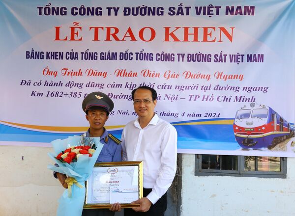 Khen thưởng nhân viên gác chắn dũng cảm cứu người