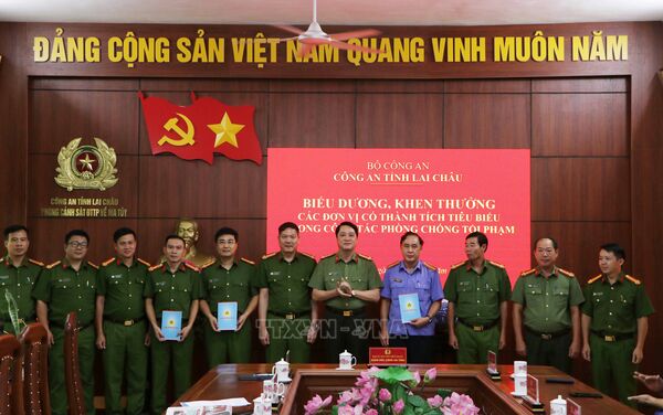 Khen thưởng các đơn vị tiêu biểu trong phòng, chống tội phạm