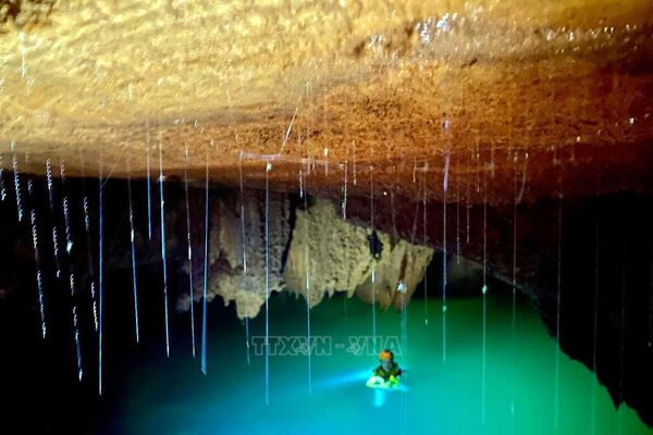 Phát hiện hồ nước “lơ lửng” trong hang Thung, Quảng Bình